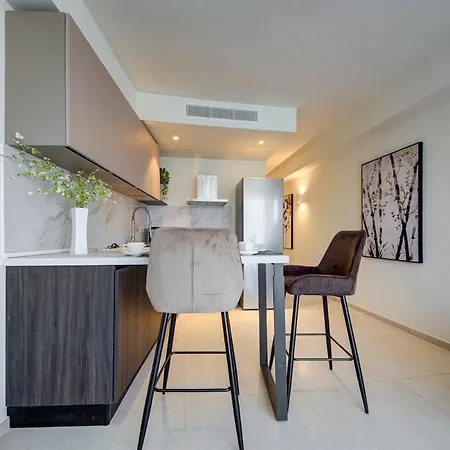 Modern 1 Bedroom In Mercury Suits Location