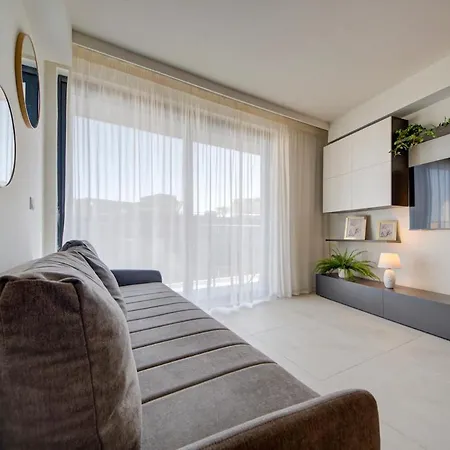 Modern 1 Bedroom In Mercury Suits Location شقة *